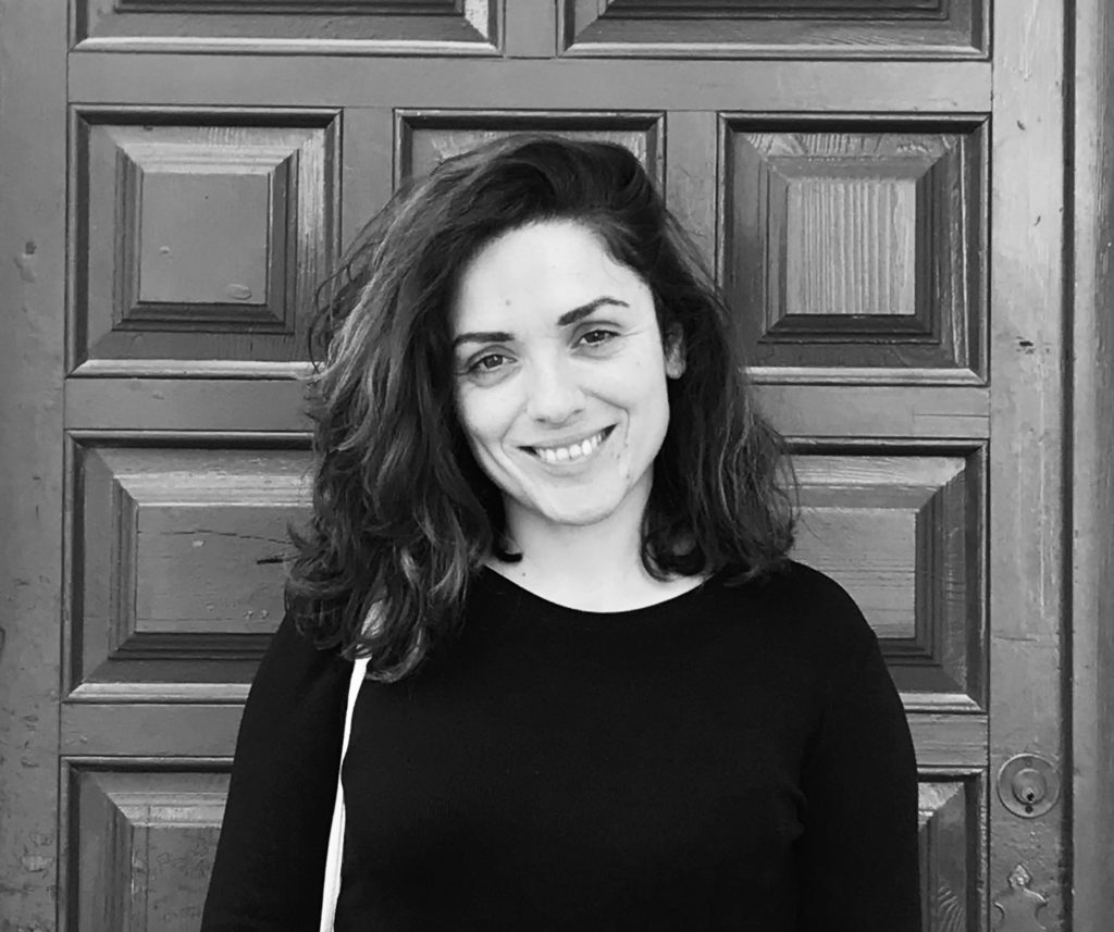 Un oráculo para días sensatos: a propósito de «Feliz solo en las ruinas» de Sara Martínez