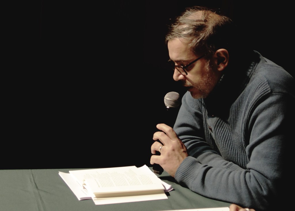 Buscando el dorado en el poema – Poemas de Claudio Guerrero